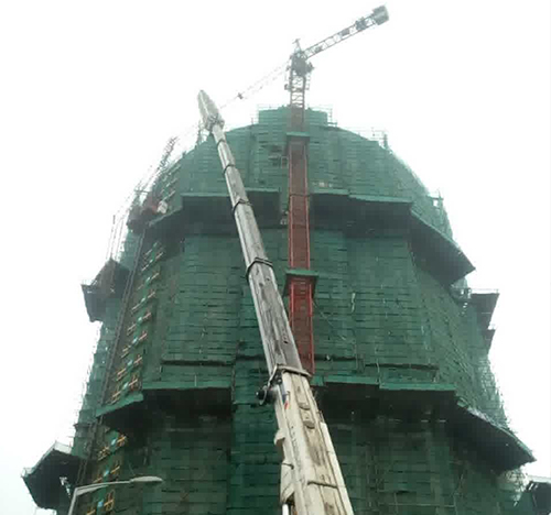市北吊车在工地上作业